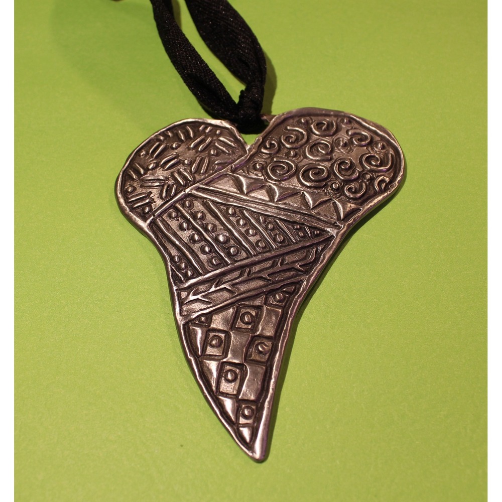 Pewter silver tone Folk Heart By Cynthia Webb Preowned. Decorative Wall plaque G